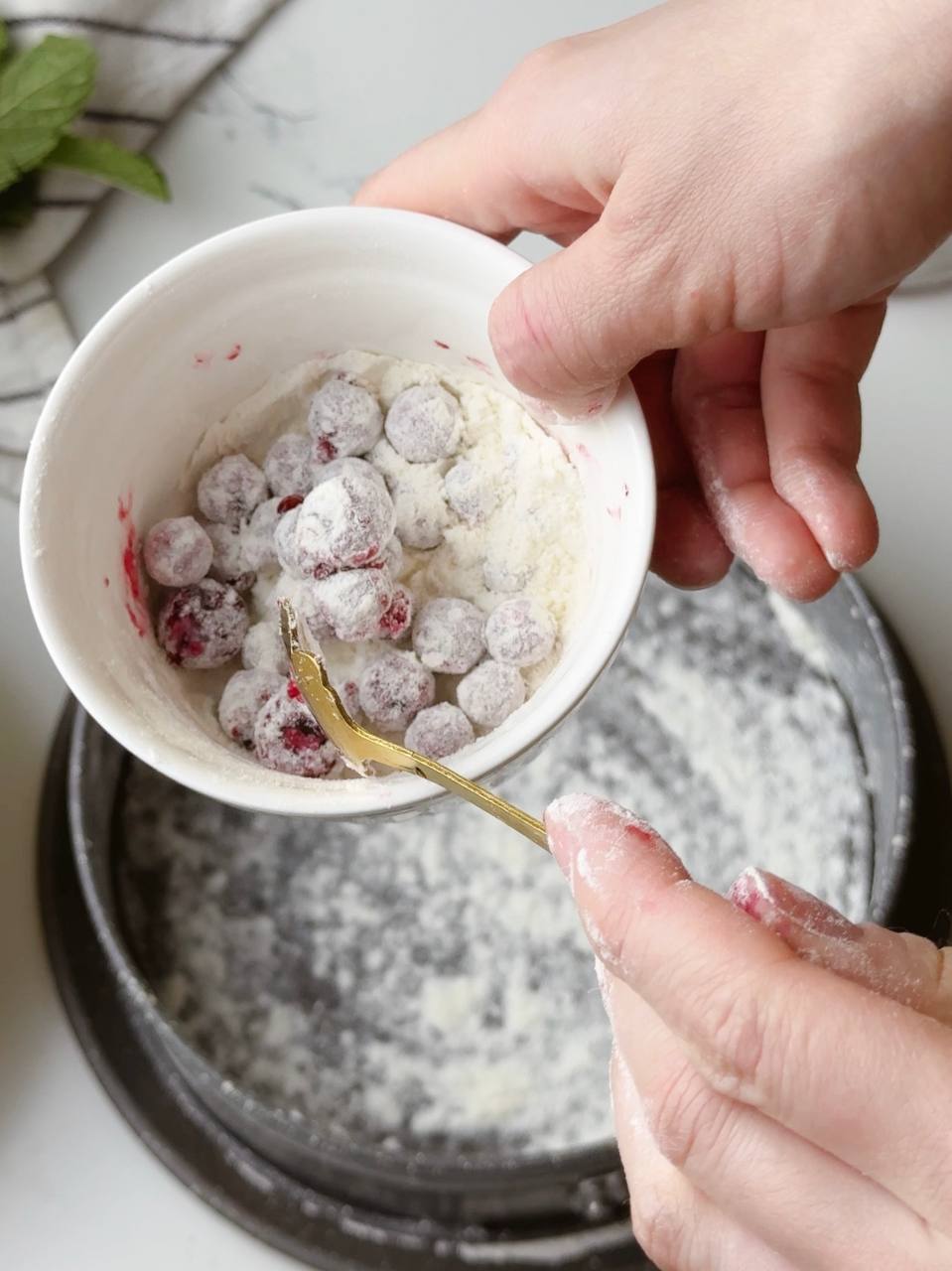 Coating frozen blackcurrants in flour for high-protein cottage cheese bake