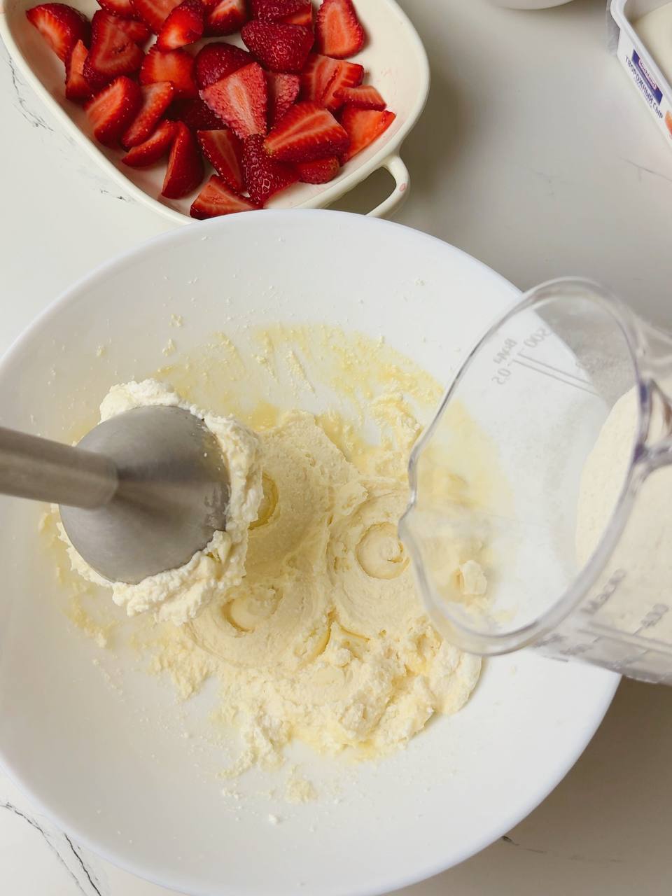 Mixing cottage cheese and cold butter with hand blender