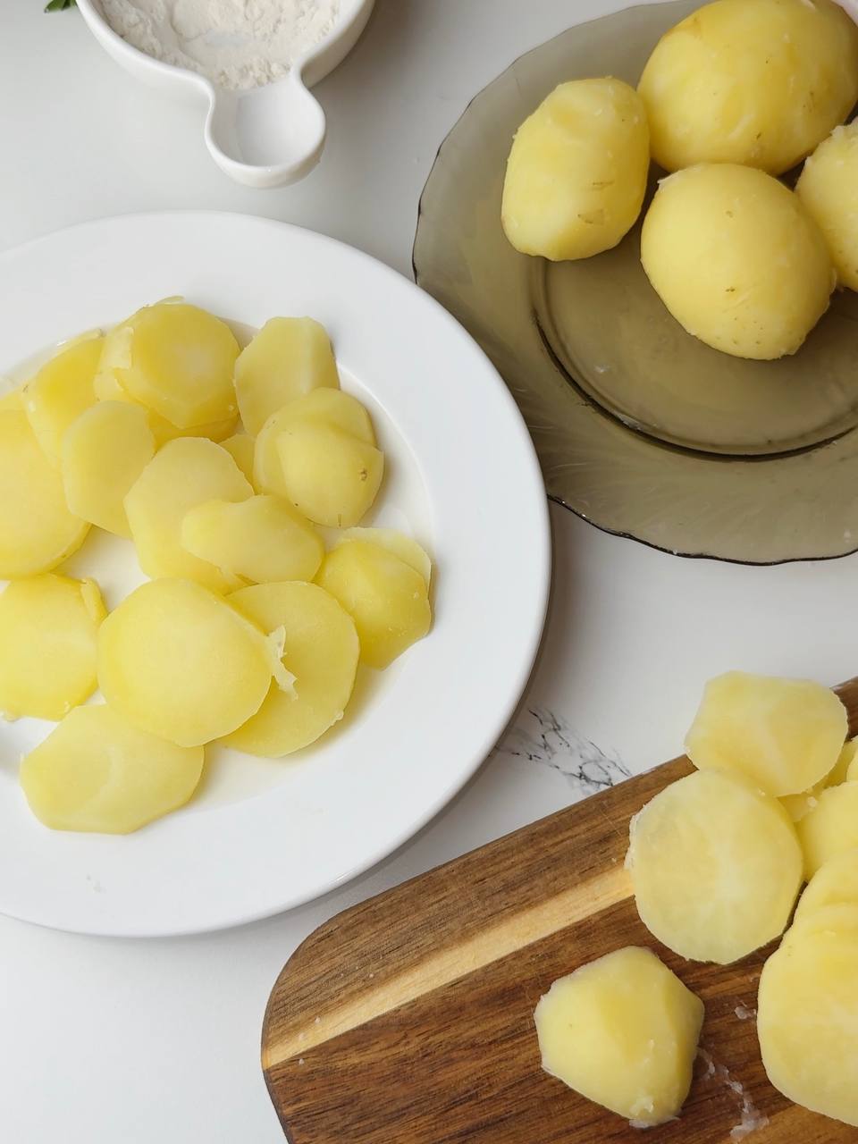 Slicing boiled and peeled potatoes into rounds for topping