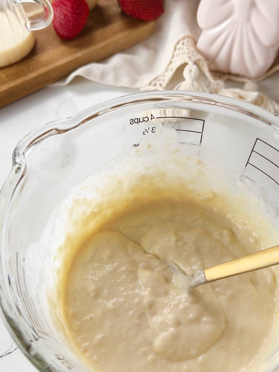 Smooth and pourable pancake batter consistency for fluffy pancakes